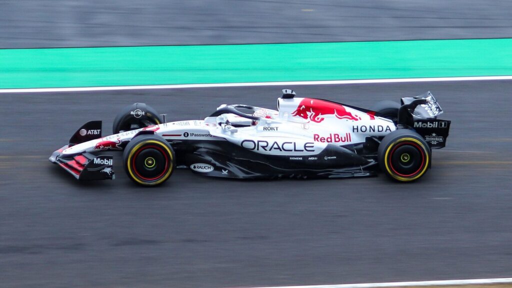 Max Verstappen pilotando a Red Bull em corrida, foto de arquivo do GP do Japão de 2025 (Foto de arquivo: Max Verstappen e a Red Bull no GP do Japão de 2025, não no circuito de Zandvoort.)