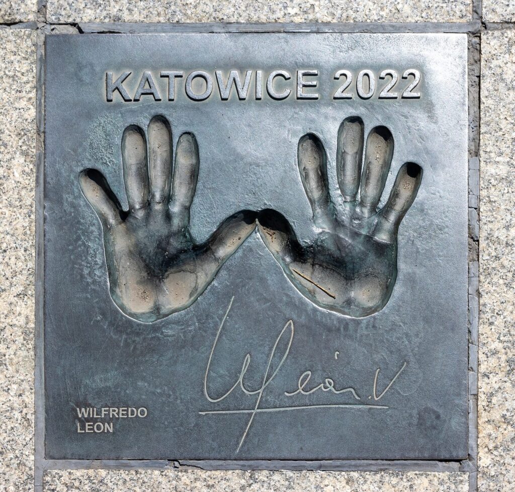Calçada com placa comemorativa dedicada a Wilfredo León na Avenida das Estrelas do Vôlei, em Katowice, Polônia (Imagem de arquivo: placa na Avenida das Estrelas do Vôlei em Katowice, sem relação com uma partida específica.)