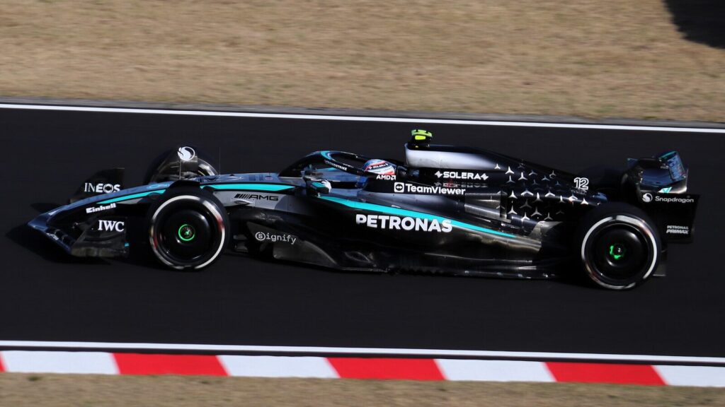 Carro da Mercedes de Kimi Antonelli em pista durante sessão de treino livre do GP do Japão de 2025 (Foto de arquivo: carro da Mercedes de Kimi Antonelli no GP do Japão de 2025, não em Monza.)