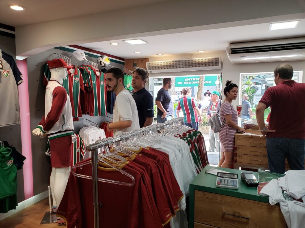 Torcedores do Fluminense na loja oficial do clube