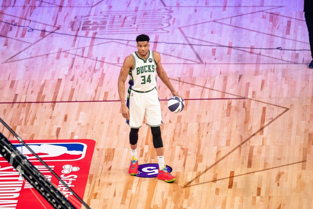 Giannis Antetokounmpo em ação com o uniforme do Milwaukee Bucks (Foto de arquivo: Giannis ainda com o uniforme do Bucks, antes da troca para o Heat.)