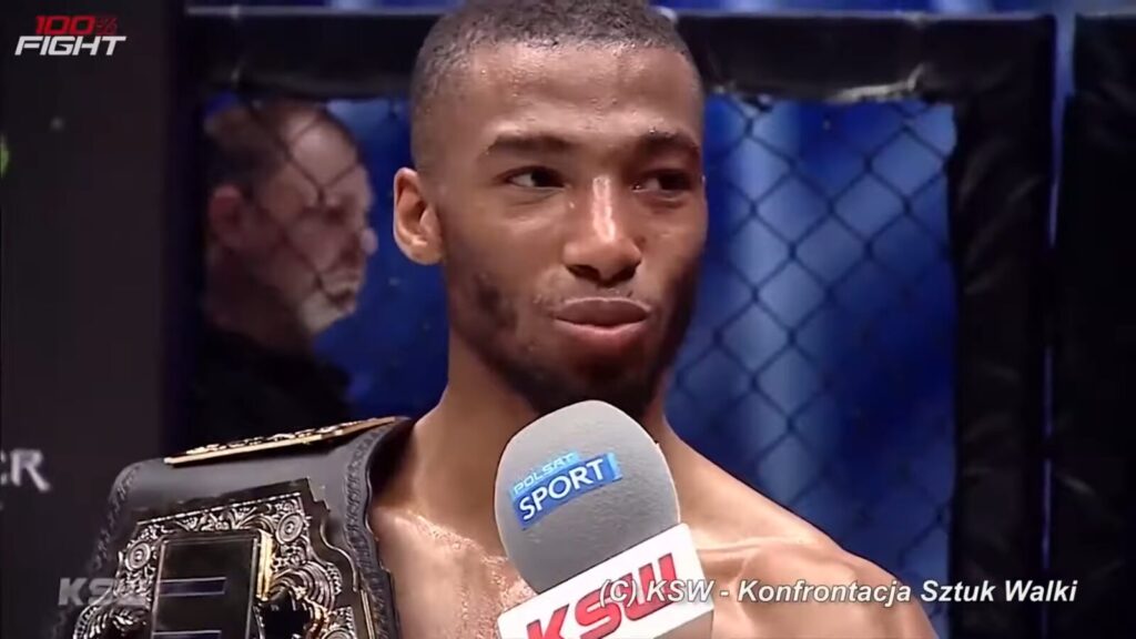 Salahdine Parnasse em entrevista pós-luta com o cinturão do KSW (Foto de arquivo: Salahdine Parnasse com o cinturão do KSW, 2021 (não é do UFC Paris).)