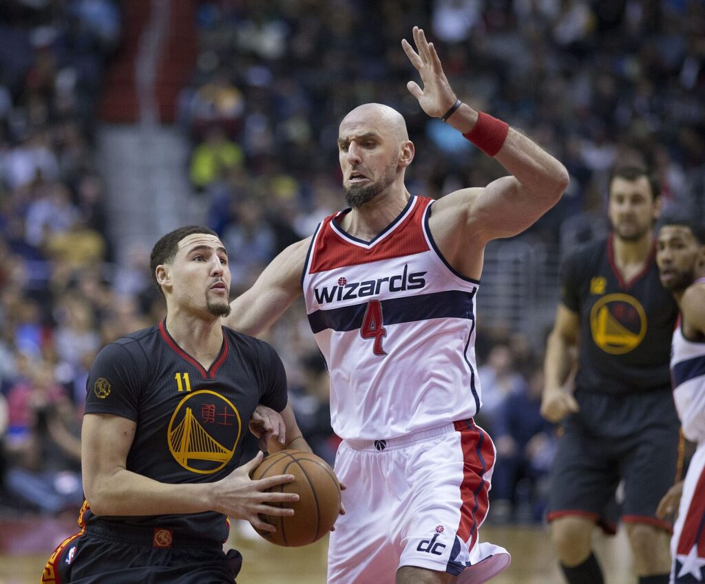 Klay Thompson em ação pelo Golden State Warriors em 2015, antes de sua saída para o Heat (Foto de arquivo: Klay Thompson em ação pelo Golden State Warriors em 2015, antes de sua saída para o Heat.)