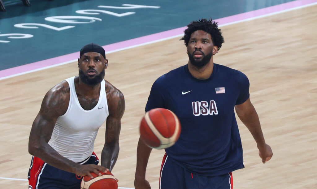 LeBron James e Joel Embiid em quadra pela seleção dos Estados Unidos nas Olimpíadas de Paris 2024