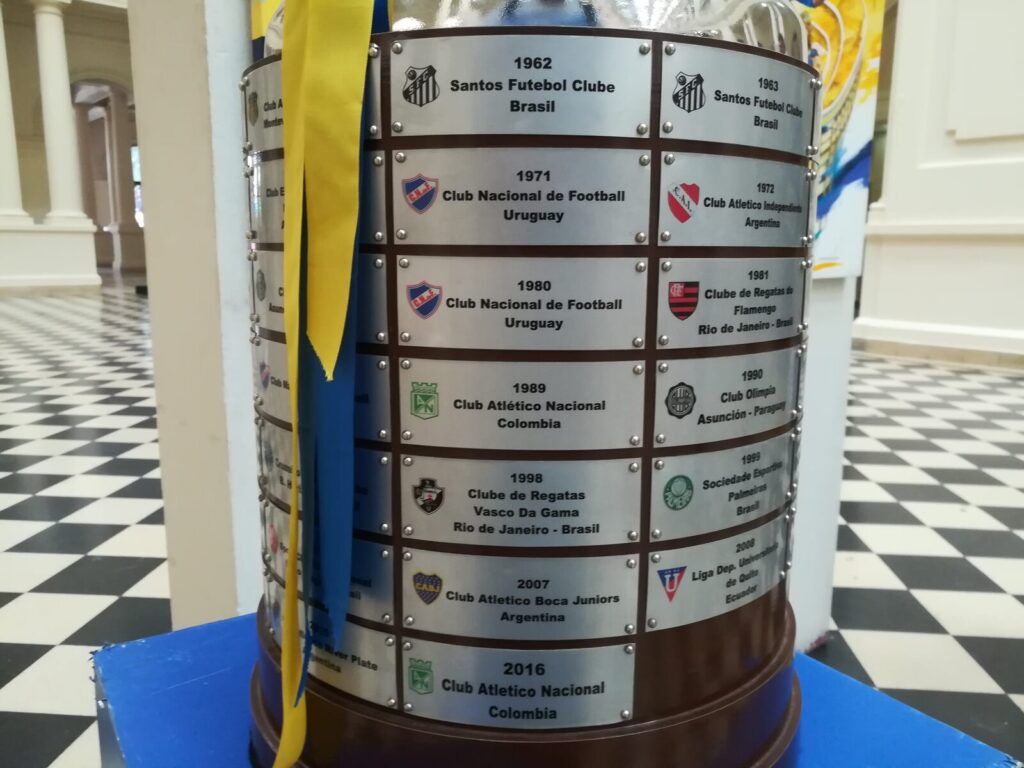 Taça da Copa Libertadores exibida em vitrine de museu