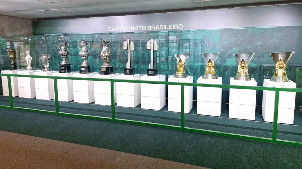 Troféus do Campeonato Brasileiro conquistados pelo Palmeiras em exibição no acervo do clube (Trofeus do Campeonato Brasileiro em exibição no acervo do Palmeiras (imagem de 2024).)