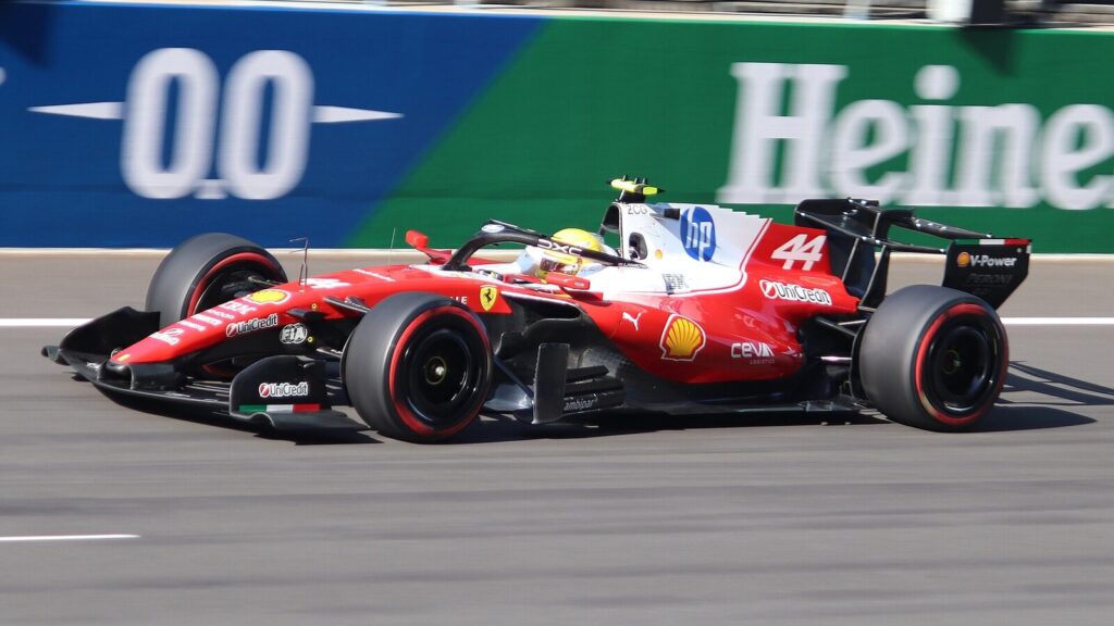 Ferrari de Lewis Hamilton em ação na pista durante o GP da China de 2026, imagem de arquivo (File photo: Ferrari during qualifying at the 2026 Chinese Grand Prix, not the Monza race referenced in this story.)