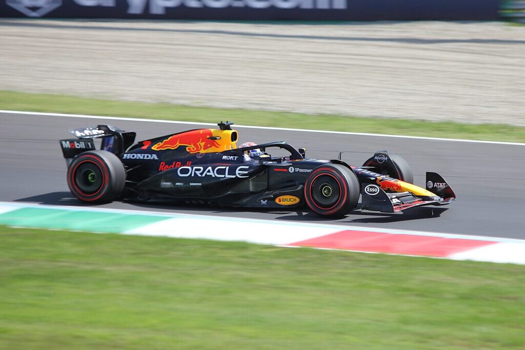 Max Verstappen pilota sua Red Bull RB21 durante treino livre do GP da Itália de 2025 em Monza (Foto de arquivo: Verstappen durante o GP da Itália de 2025 em Monza, não da sessão específica do recorde.)