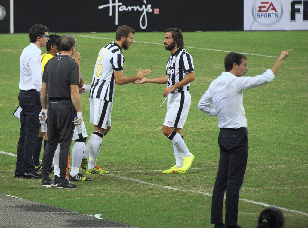 Massimiliano Allegri, então técnico da Juventus, gesticula na beira do campo durante amistoso em 2014 (Foto de arquivo: Allegri como técnico da Juventus em 2014, antes de sua contratação pelo Napoli.)