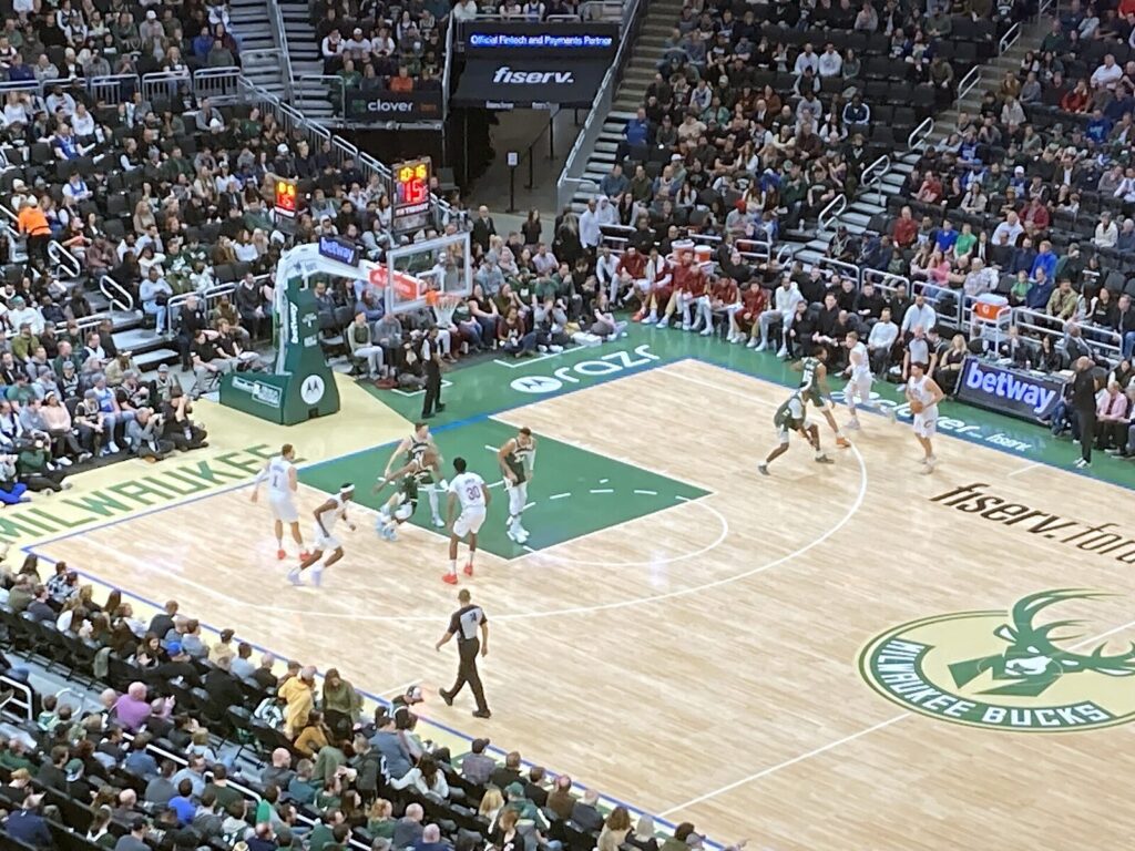 Lance de jogo da NBA entre Cleveland Cavaliers e Milwaukee Bucks, ação genérica de quadra (Foto de arquivo: lance de jogo da NBA (Cavaliers x Bucks, 2024), usada de forma genérica para ilustrar a matéria sobre contratos.)