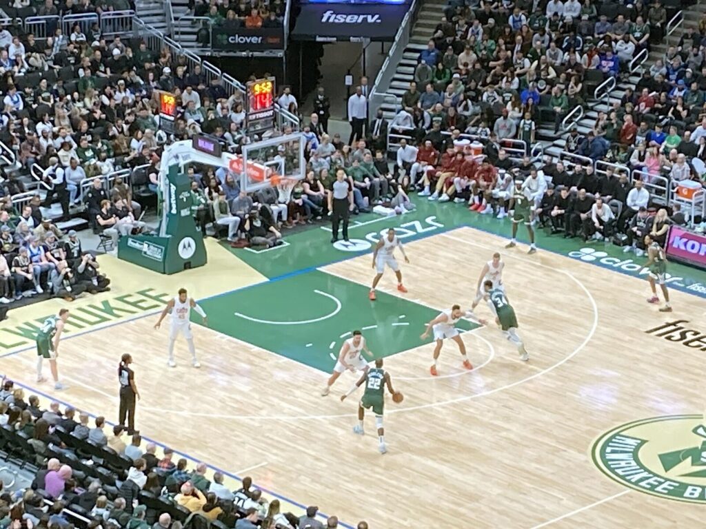 Cavaliers em ação de jogo contra o Milwaukee Bucks em janeiro de 2024, foto de arquivo sem relação direta com a troca de Peyton Watson (Foto de arquivo: partida entre Cavaliers e Bucks em janeiro de 2024, sem relação direta com a troca envolvendo Peyton Watson.)