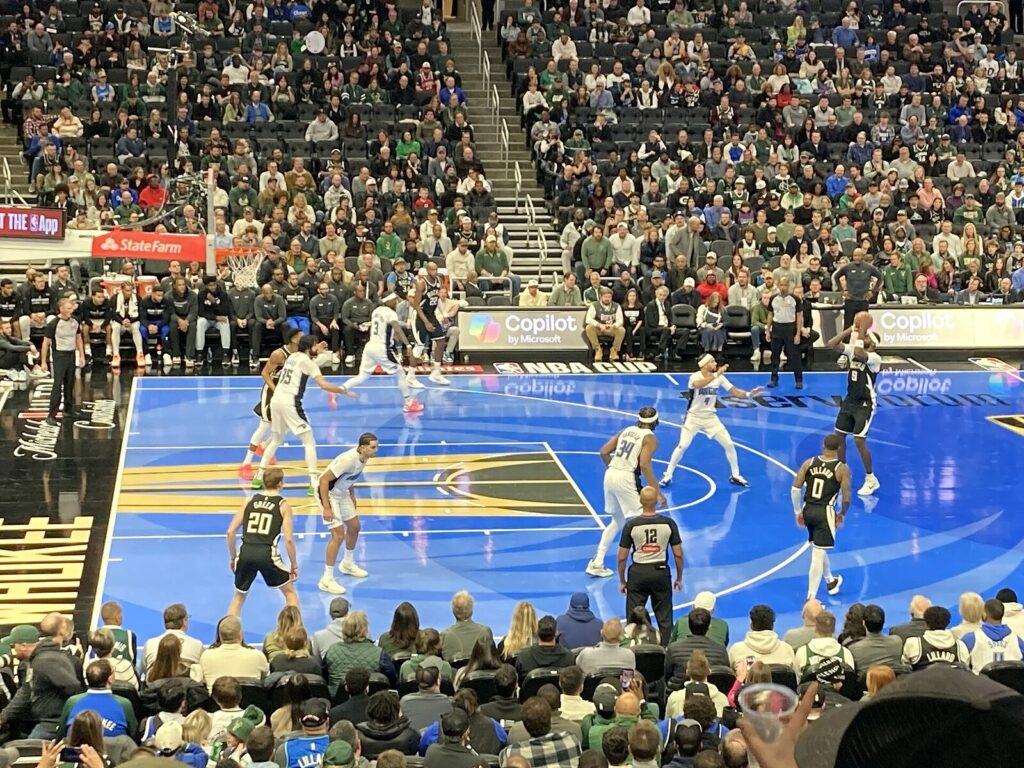 Lance de jogo entre Orlando Magic e Milwaukee Bucks no Fiserv Forum, dezembro de 2024 (Foto de arquivo: lance de jogo entre Orlando Magic e Milwaukee Bucks em dezembro de 2024, sem relação direta com o anúncio do teto salarial.)