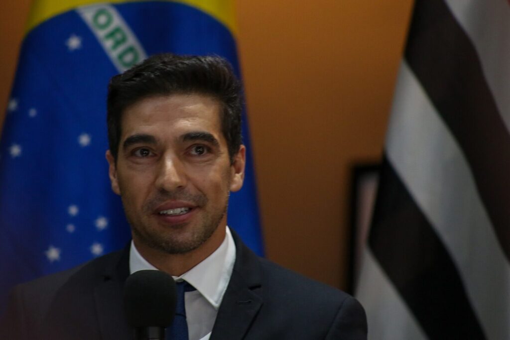 Abel Ferreira, técnico do Palmeiras, em cerimônia de premiação em São Paulo, 2022 (Foto de arquivo: Abel Ferreira em cerimônia de premiação em 2022, não da partida atual.)