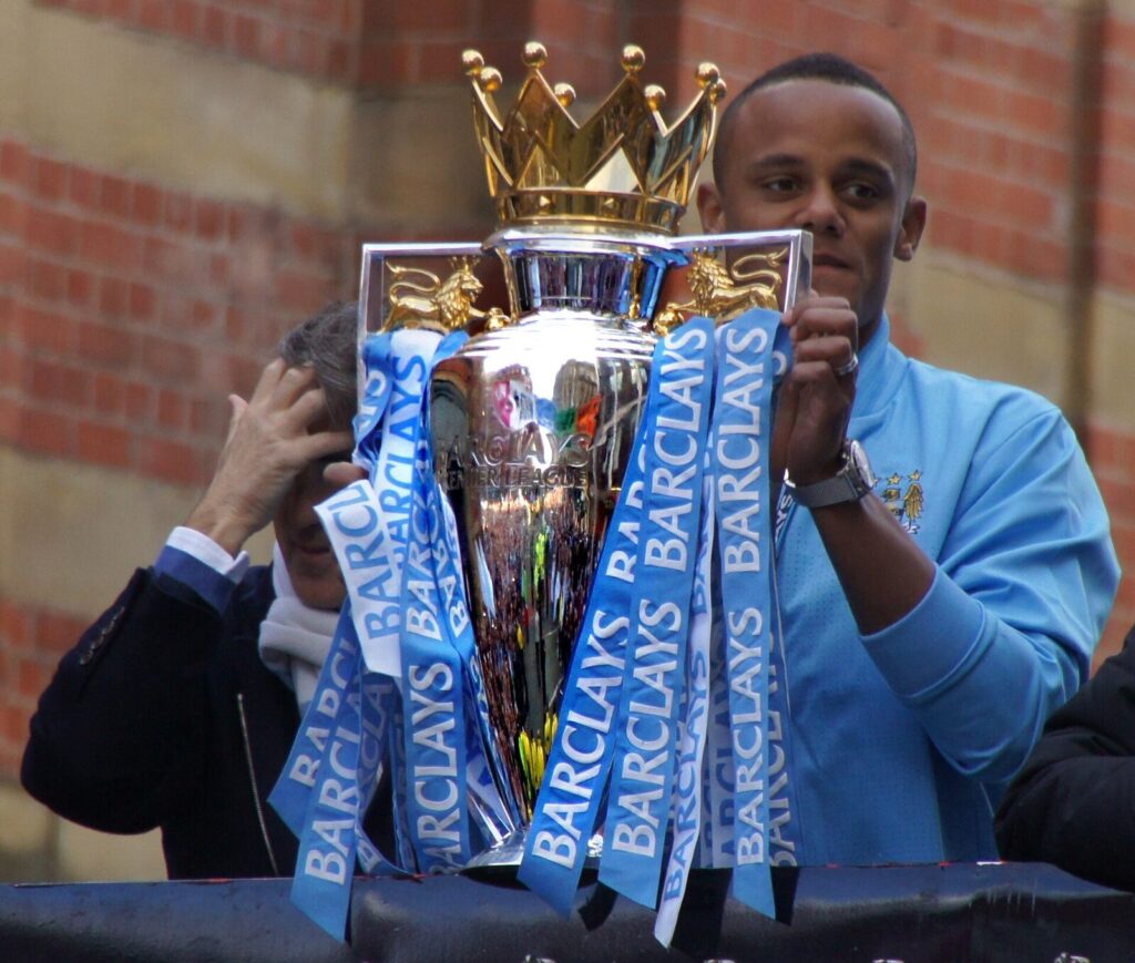 Vincent Kompany ergue o troféu da Premier League em 2012, imagem de arquivo sem relação direta com as negociações de agosto de 2026 (Foto de arquivo: Vincent Kompany ergue o troféu da Premier League em 2012, imagem de contexto não vinculada às negociações de agosto de 2026.)