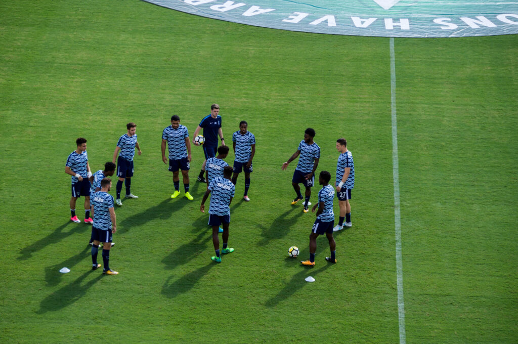 Jogadores do Tottenham Hotspur em treino de campo, com uniforme azul e branco e 'SPURS' visível nas camisas (Foto de arquivo: treino do Tottenham Hotspur, sem relação com um jogo ou janela de transferências específica.)
