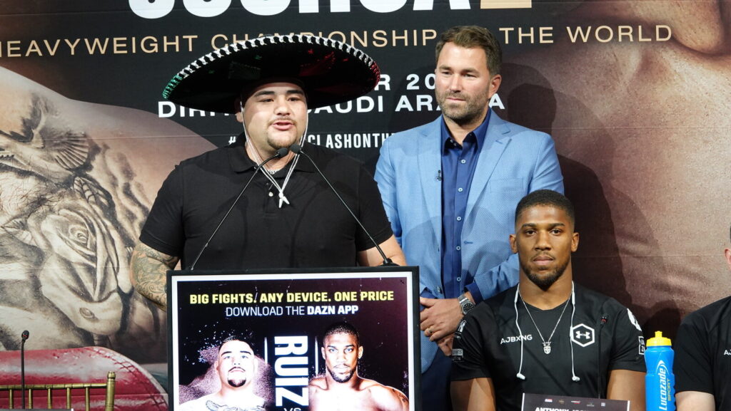 Andy Ruiz Jr. discursa em coletiva de imprensa em 2019, ao lado de Eddie Hearn e Anthony Joshua (Foto de arquivo: Andy Ruiz Jr. em coletiva de imprensa de 2019 para a revanche contra Anthony Joshua, não relacionada à luta contra Damian Knyba.)