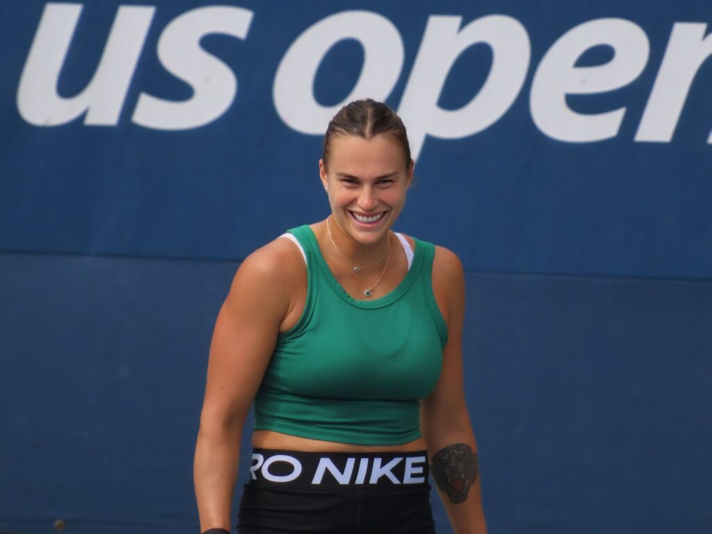 Aryna Sabalenka em quadra durante treino no US Open (Foto de arquivo: treino de Sabalenka no US Open de 2024.)