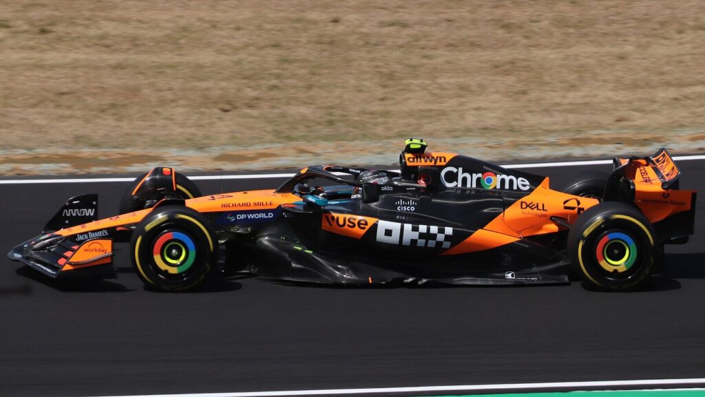 Lando Norris em seu McLaren durante treino livre do GP do Japão de 2025 (Foto de arquivo: Lando Norris durante o treino livre do GP do Japão de 2025, não da corrida sprint de Zandvoort.)