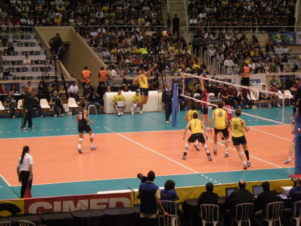 Jogadores da seleção brasileira de vôlei em ação durante partida da FIVB World League