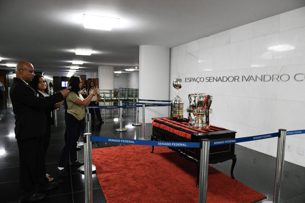 Taças da Copa do Brasil e da Libertadores expostas lado a lado em vitrine