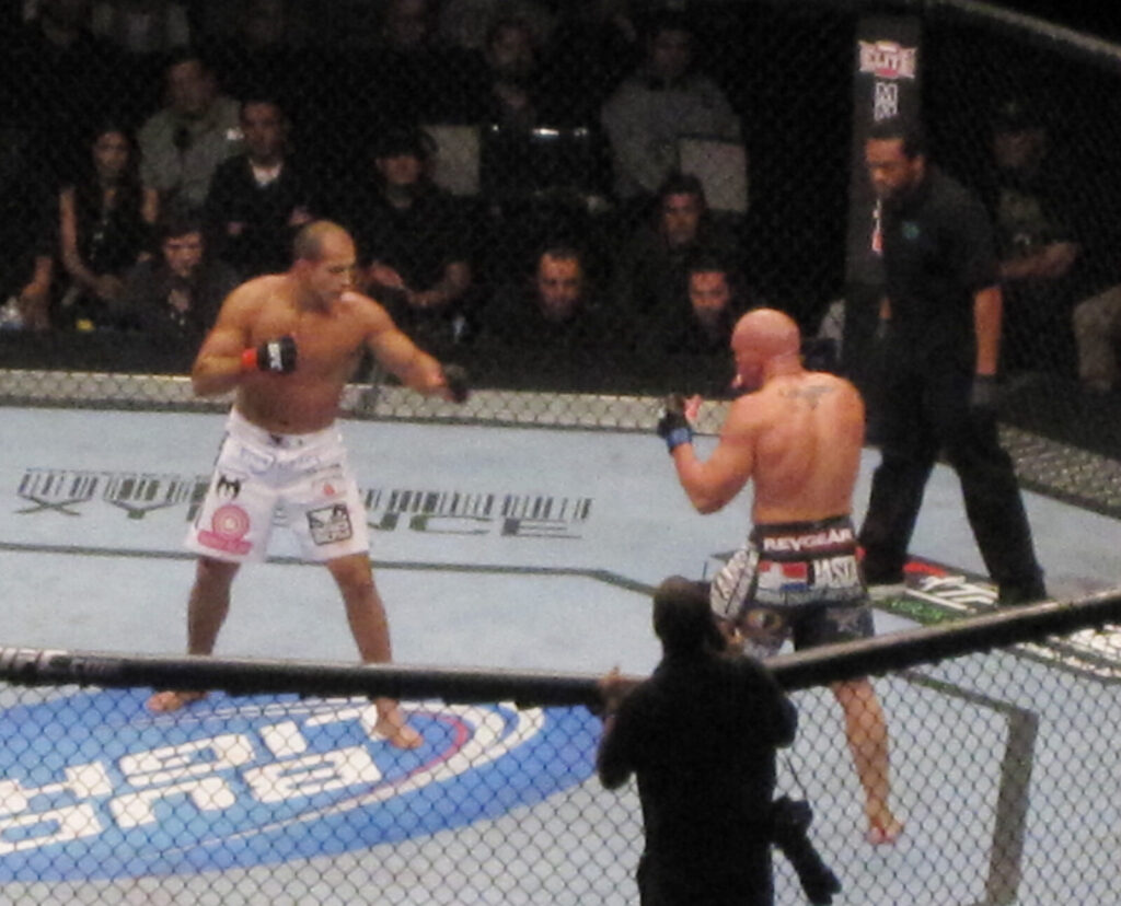 Dois lutadores de MMA trocando golpes dentro do octógono durante uma luta do UFC