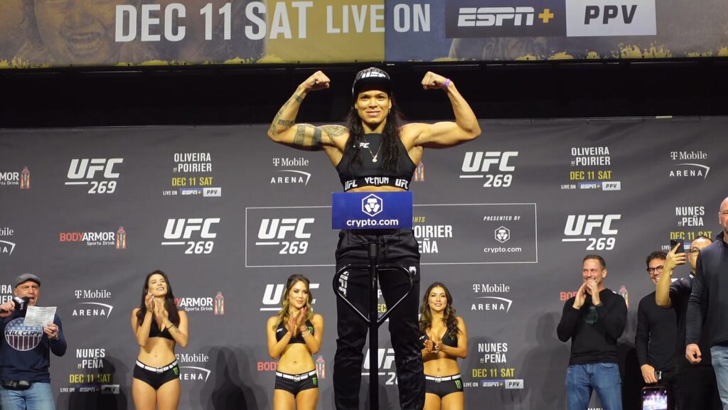 Amanda Nunes ergue os braços na pesagem cerimonial do UFC 269, em foto de arquivo de dezembro de 2021
