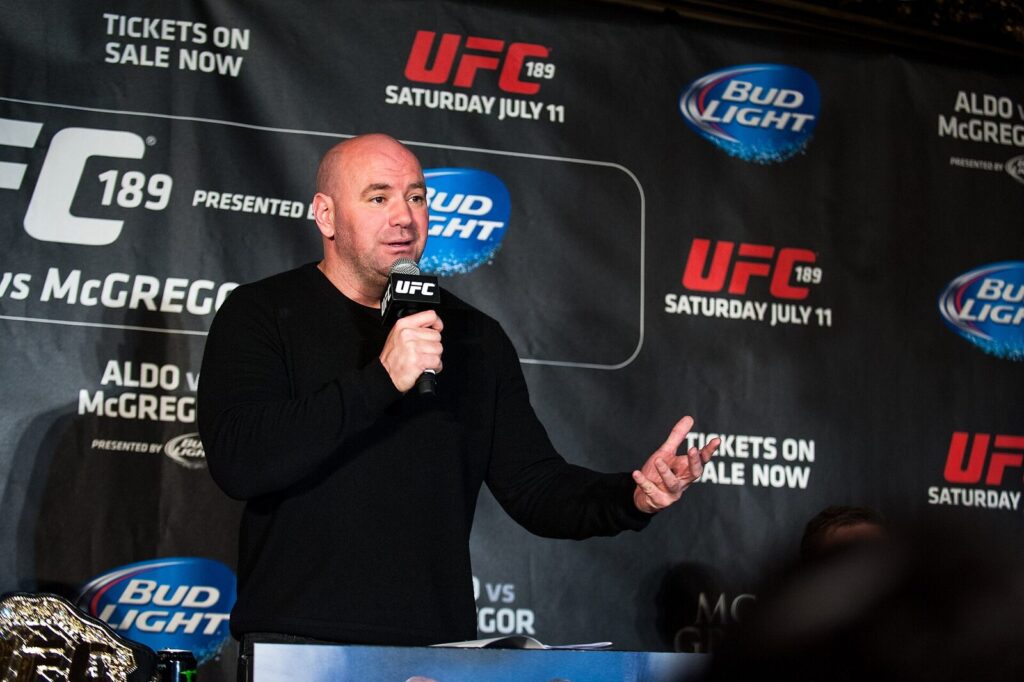 Dana White, presidente do UFC, falando ao microfone em coletiva de imprensa (Foto de arquivo: Dana White, presidente do UFC, em coletiva de 2015; o ranking peso-por-peso é definido por um painel de mídia, não pela diretoria da organização.)