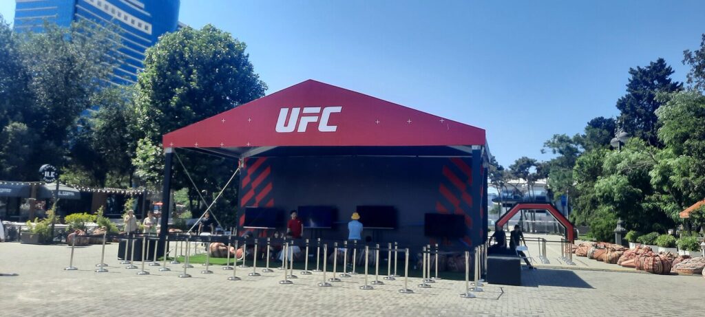 Estrutura promocional da UFC em espaço público, sem lutadores visíveis (Foto de arquivo: estrutura promocional da UFC, sem relação direta com o card Hernandez x Rodrigues.)