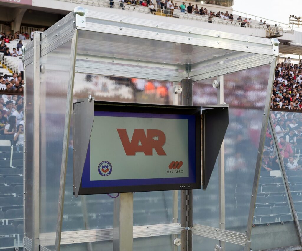 Cabine de revisão do VAR à beira do campo em partida do Campeonato Chileno de 2020, imagem ilustrativa não relacionada ao desafio de vídeo dos técnicos (Foto de arquivo: cabine de revisão do VAR em uma partida do Campeonato Chileno de 2020, imagem ilustrativa não relacionada ao desafio de vídeo dos técnicos.)