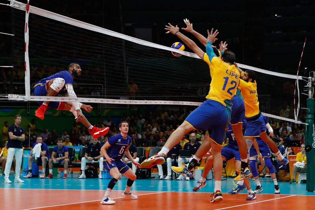 Jogador da seleção brasileira de vôlei ataca durante partida contra a França no Rio 2016 (Foto de arquivo: lance de uma partida de vôlei masculino nos Jogos Olímpicos do Rio 2016, usada apenas para ilustrar as regras do esporte.)