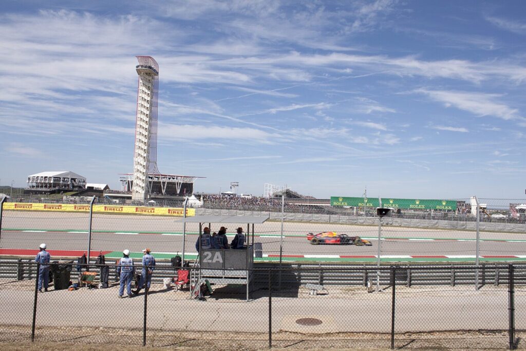 Max Verstappen ao volante no GP dos Estados Unidos de 2018, capacete e macacão da Red Bull, foto de pista (Foto de arquivo: Max Verstappen no GP dos Estados Unidos de 2018, um dos vencedores do GP da Holanda em Zandvoort em outras edições.)