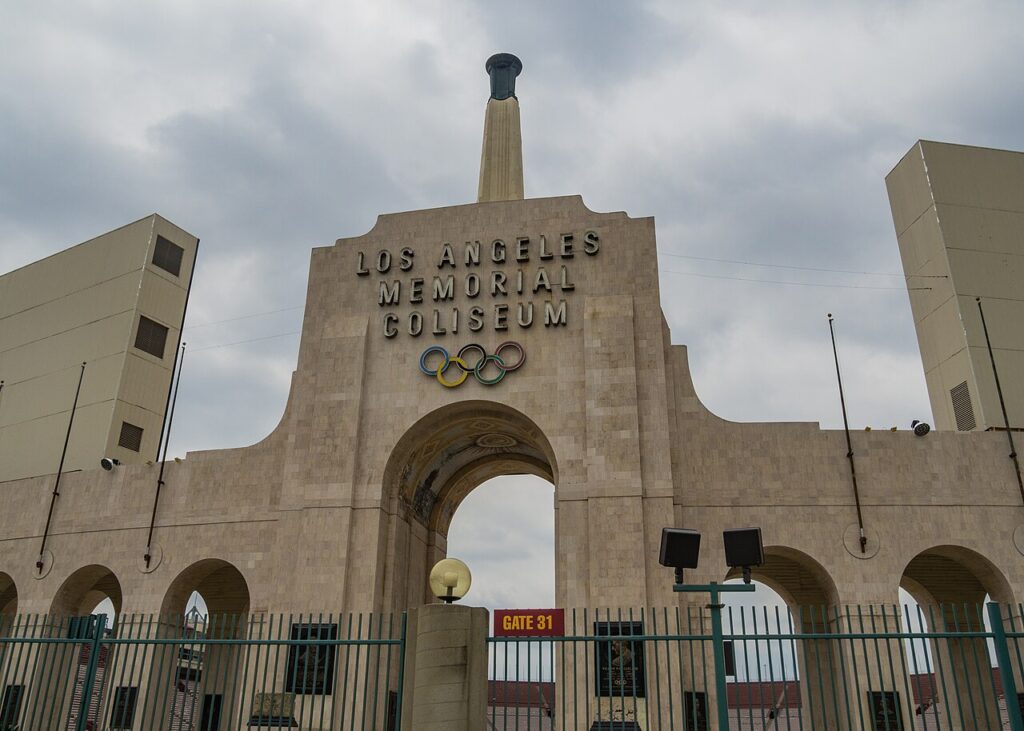 Fachada em arco do Los Angeles Memorial Coliseum com os aros olimpicos acima da entrada (Foto de arquivo: fachada do Los Angeles Memorial Coliseum, sede dos Jogos de 1932 e 1984, em 2016.)