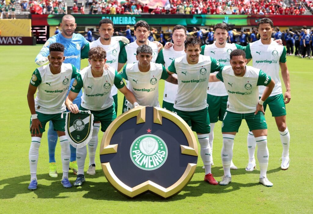 Elenco titular do Palmeiras perfilado em campo antes de partida internacional de 2025 (Foto de arquivo: time titular do Palmeiras em partida de 2025, ilustrando de forma genérica os clubes brasileiros ainda vivos nas competições continentais.)