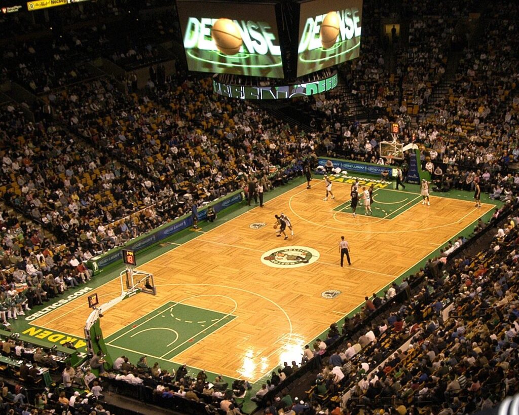 Partida do Boston Celtics no TD Banknorth Garden, com torcida ao fundo (Foto de arquivo: partida do Boston Celtics no TD Banknorth Garden, 2007.)