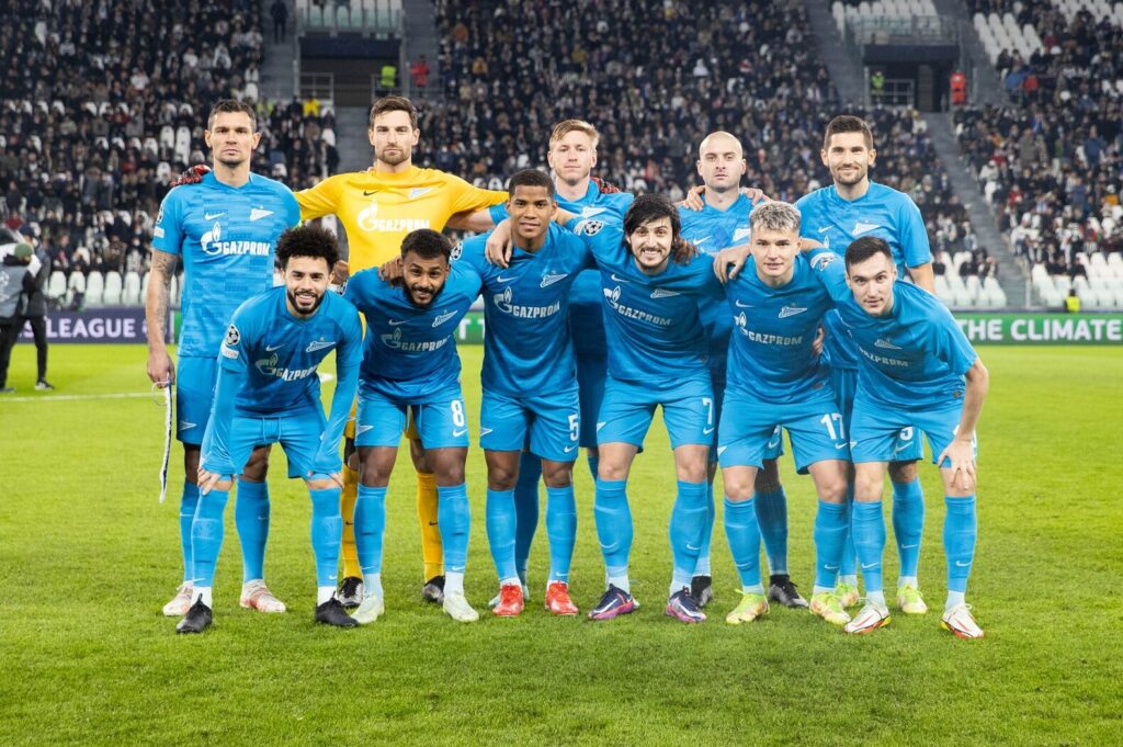 Jogadores do Zenit em campo antes de partida contra a Juventus pela Champions League 2021/22 (Foto de arquivo: jogadores do Zenit em partida da fase de grupos da Champions League 2021/22, usada apenas como ilustração do formato da competição.)