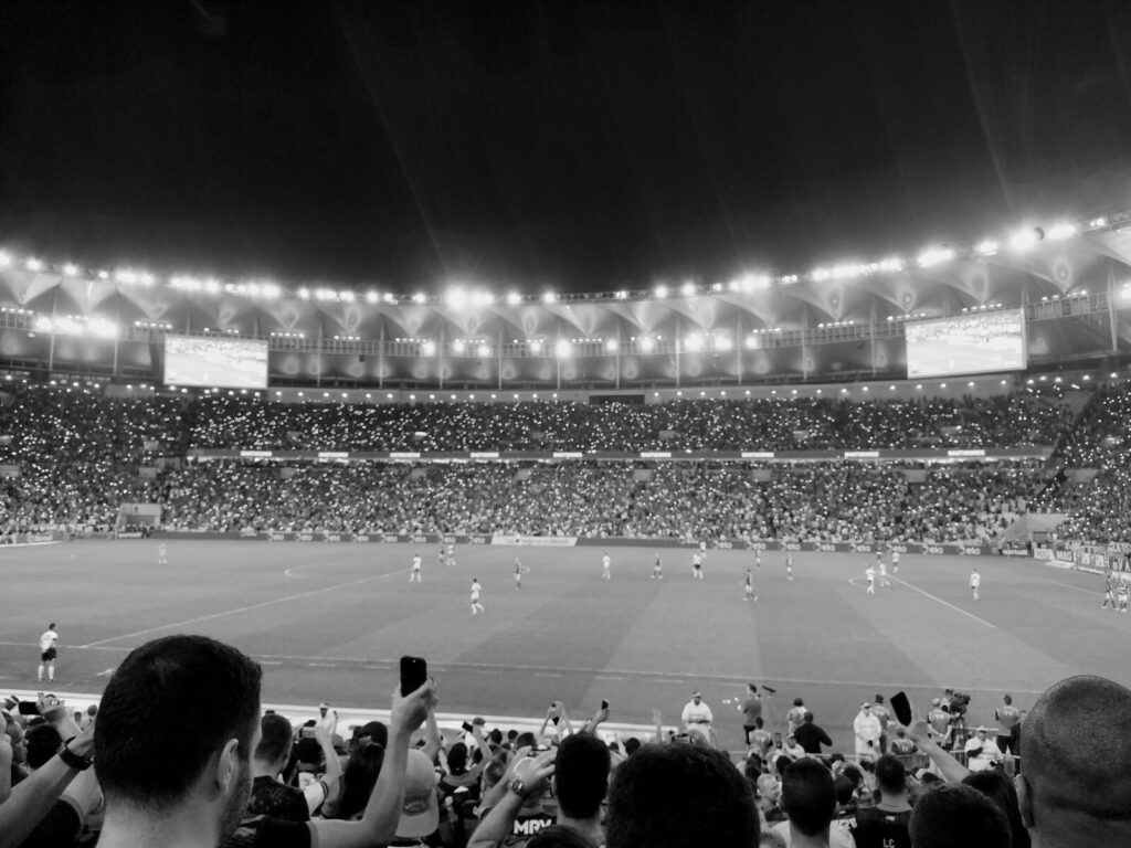 Torcida e jogadores do Flamengo em partida no Maracana