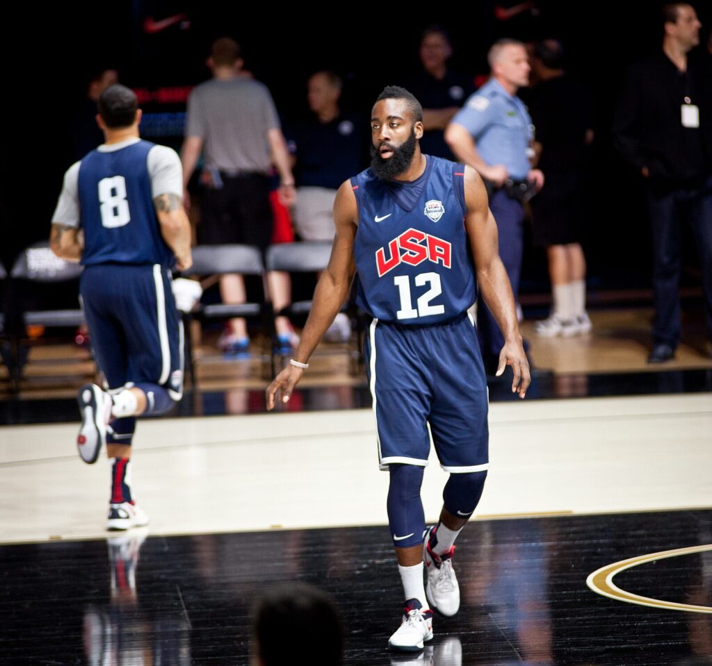 James Harden caminha em quadra vestindo o uniforme azul da seleção dos Estados Unidos, número 12 (Foto de arquivo: James Harden com a seleção dos EUA em 2012, antes de sua passagem pelo Cleveland Cavaliers.)