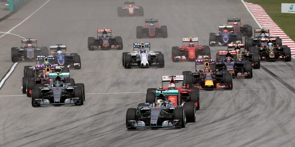 Carros de Fórmula 1 em disputa logo após a largada de uma corrida (Foto ilustrativa: largada do GP da Malásia de 2015, não do circuito de Interlagos.)