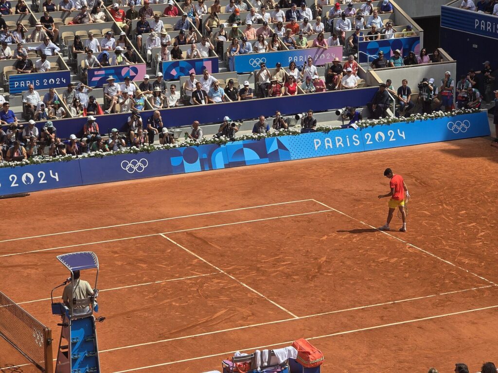Carlos Alcaraz durante partida contra Novak Djokovic nos Jogos Olímpicos de Paris 2024 (Foto de arquivo: Alcaraz durante os Jogos Olímpicos de Paris 2024, jogador que integra o Team Europe na Laver Cup.)