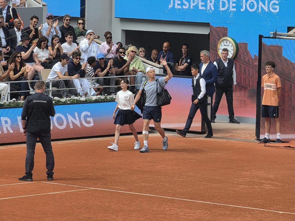 Alexander Zverev em ação contra Jesper de Jong em Roland Garros 2026; Zverev integra o Time Europa da Laver Cup 2026 (Foto de arquivo: Alexander Zverev (membro histórico do Team Europe na Laver Cup) em partida de Roland Garros 2026, não relacionada à Laver Cup.)