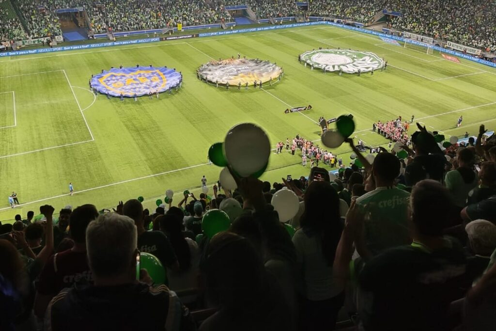 Bandeiras do Palmeiras e do Boca Juniors estendidas no gramado antes de jogo pela Libertadores de 2023 (Foto de arquivo: Palmeiras x Boca Juniors, semifinal da Libertadores de 2023, sem relação direta com os confrontos de 2026.)