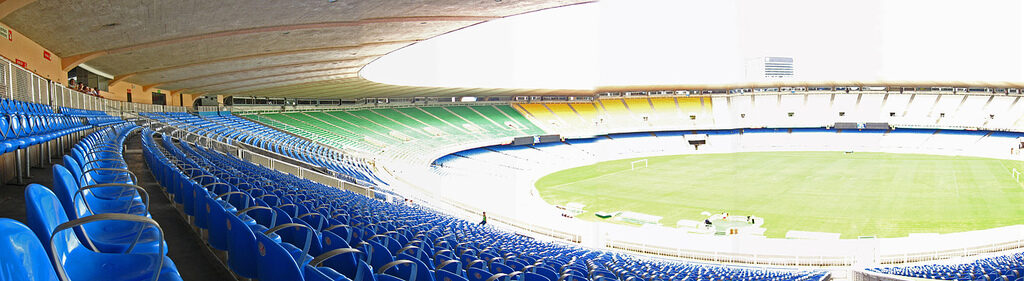 Vista interna do Maracanã vazio, arquibancadas azuis e gramado (Foto de arquivo do Maracanã, sem relação direta com a partida das semifinais.)