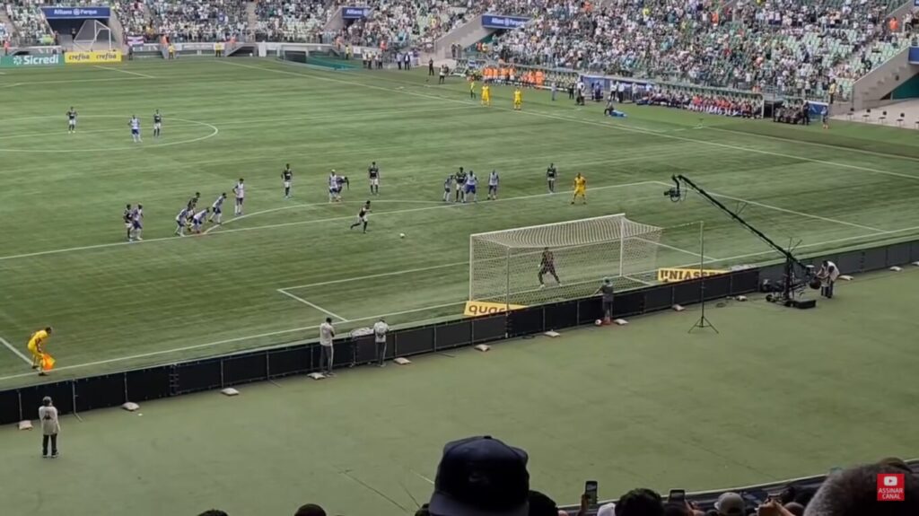 Raphael Veiga do Palmeiras cobrando pênalti no Allianz Parque, arquibancadas verdes ao fundo (Foto de arquivo: Raphael Veiga em cobrança de pênalti pelo Palmeiras no Campeonato Paulista de 2022.)