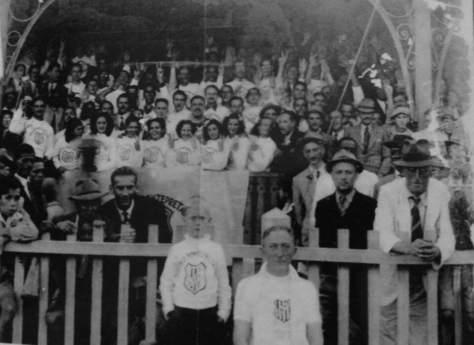 Foto em preto e branco de 1942 da primeira torcida organizada registrada no Brasil, a da Ponte Preta, com torcedores em fileiras usando camisas iguais no estádio (Foto de arquivo, 1942: primeira torcida organizada registrada no Brasil (Ponte Preta), usada apenas como ilustração histórica do conceito, sem relação com o ranking atual.)