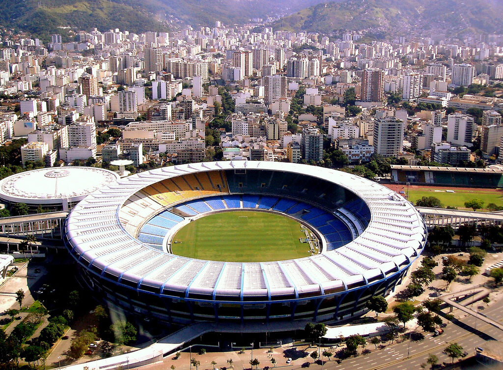 Vista aérea do Estádio do Maracanã, no Rio de Janeiro, mostrando o formato circular completo do estádio e o entorno urbano da cidade (Foto de arquivo: vista aérea do Maracanã, sem data específica de evento, usada para ilustrar o estádio citado na matéria.)