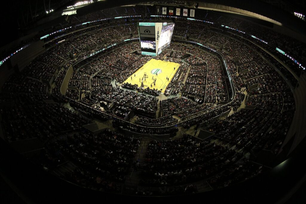 Interior de arena da NBA lotada durante partida, foto de arquivo sem relação direta com o caso Kawhi Leonard (Foto de arquivo: interior de uma arena da NBA, NBA Global Games, Cidade do México, 2017, sem relação direta com o caso Kawhi Leonard/Clippers.) (Foto de arquivo: interior de uma arena da NBA (NBA Global Games, Cidade do México, 2017), sem relação direta com o caso Kawhi Leonard/Clippers.)