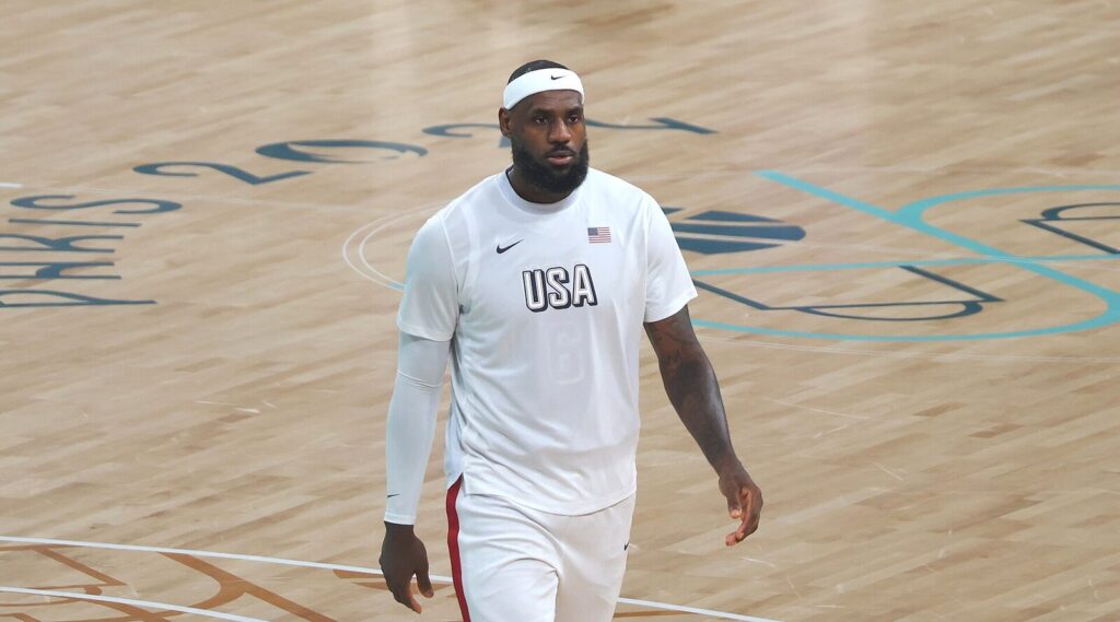 LeBron James em ação durante os Jogos Olímpicos de Paris 2024 (Foto de arquivo: LeBron James nos Jogos Olímpicos de Paris, 2024.)