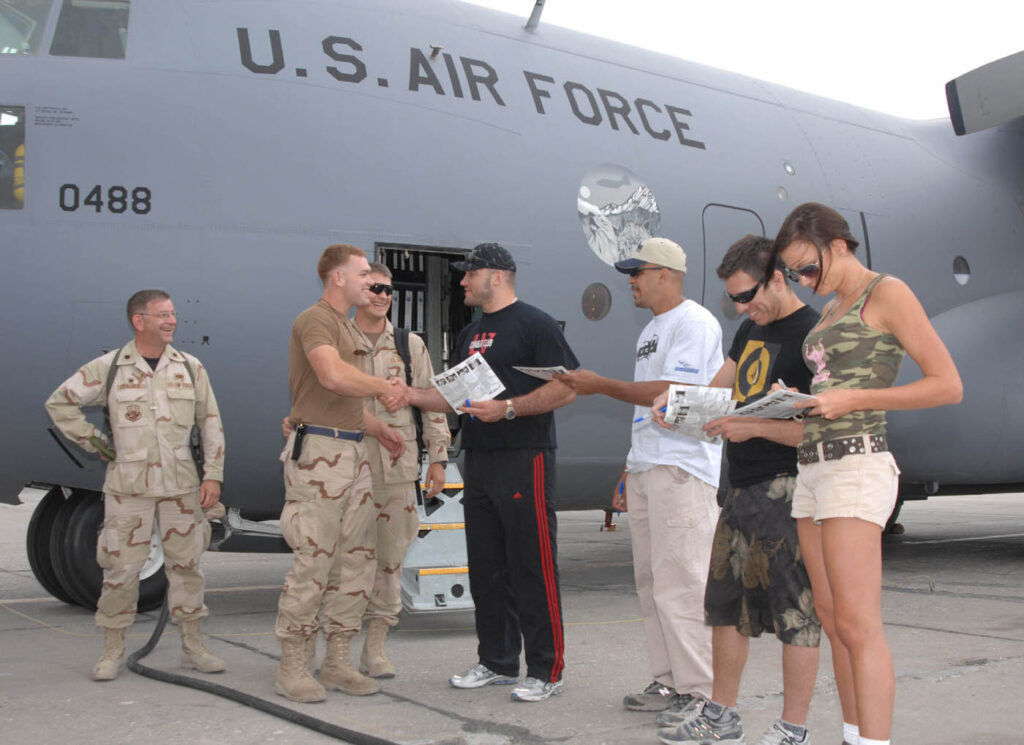 Lutadores do UFC cumprimentam militares em base aérea, foto de arquivo de 2007 (Foto de arquivo: lutadores do UFC em visita a uma base militar dos EUA, 2007, não é da edição 2026 do Noche UFC.) (Foto de arquivo: lutadores do UFC em visita a uma base militar dos EUA, 2007, não é da edição 2026 do Noche UFC.) (Foto de arquivo: lutadores do UFC em visita a uma base militar dos EUA, 2007, não é da edição 2026 do Noche UFC.)