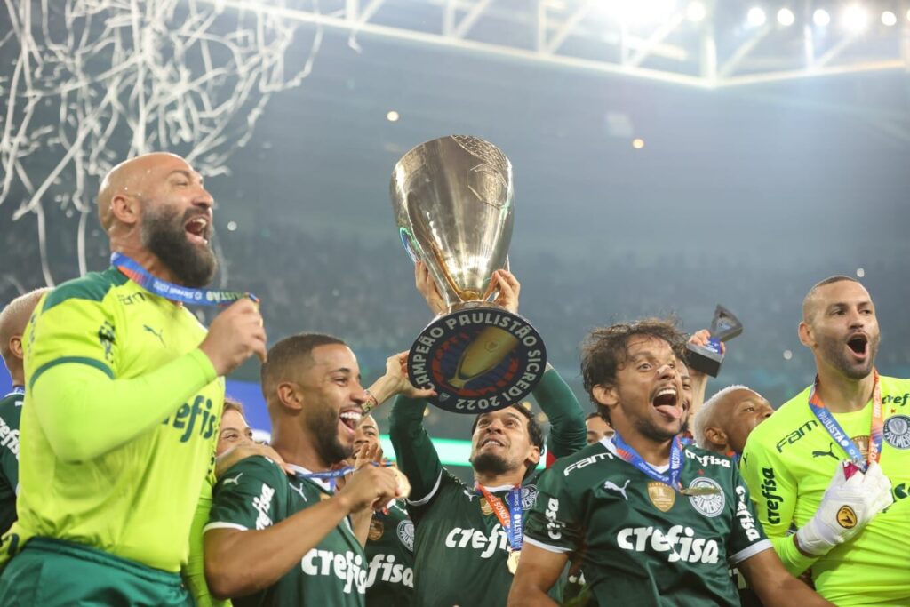 Jogadores do Palmeiras comemoram título do Campeonato Paulista 2022 com a taça sob confetes (Foto de arquivo: elenco do Palmeiras celebra o título do Paulistão 2022, sem relação direta com o confronto atual contra a LDU.)