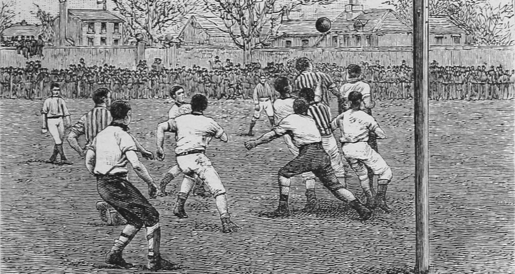 Ilustração histórica de uma partida de futebol do século 19, com jogadores ocupando diferentes posições em campo (Ilustração histórica de uma partida de futebol do século XIX, usada apenas como referência genérica ao esporte.)